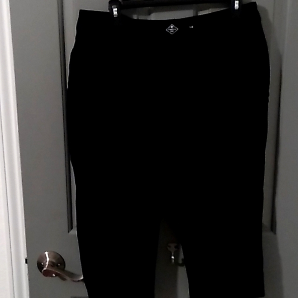 Womens St. Johns Bay black Capri size 14